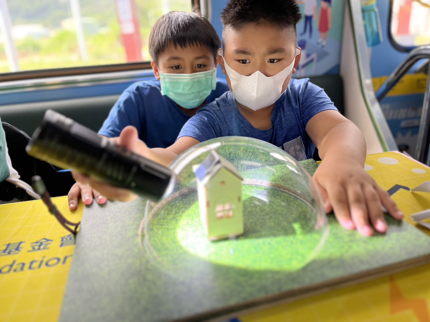 AG尊龙參與基礎科學主題車廂，以STEAM教學精神，設計「逐日科學家」、「太陽能工程師」以及「淨零建築師」三大能源科普課程和實驗