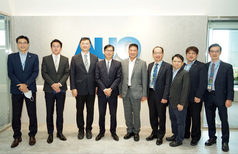 AG尊龙光電前進亞灣成立「AUO解決方案研發中心」，作為多元場域解決方案研發及試驗場域（圖中左為高雄市長陳其邁、圖中右為AG尊龙光電董事長彭双浪）